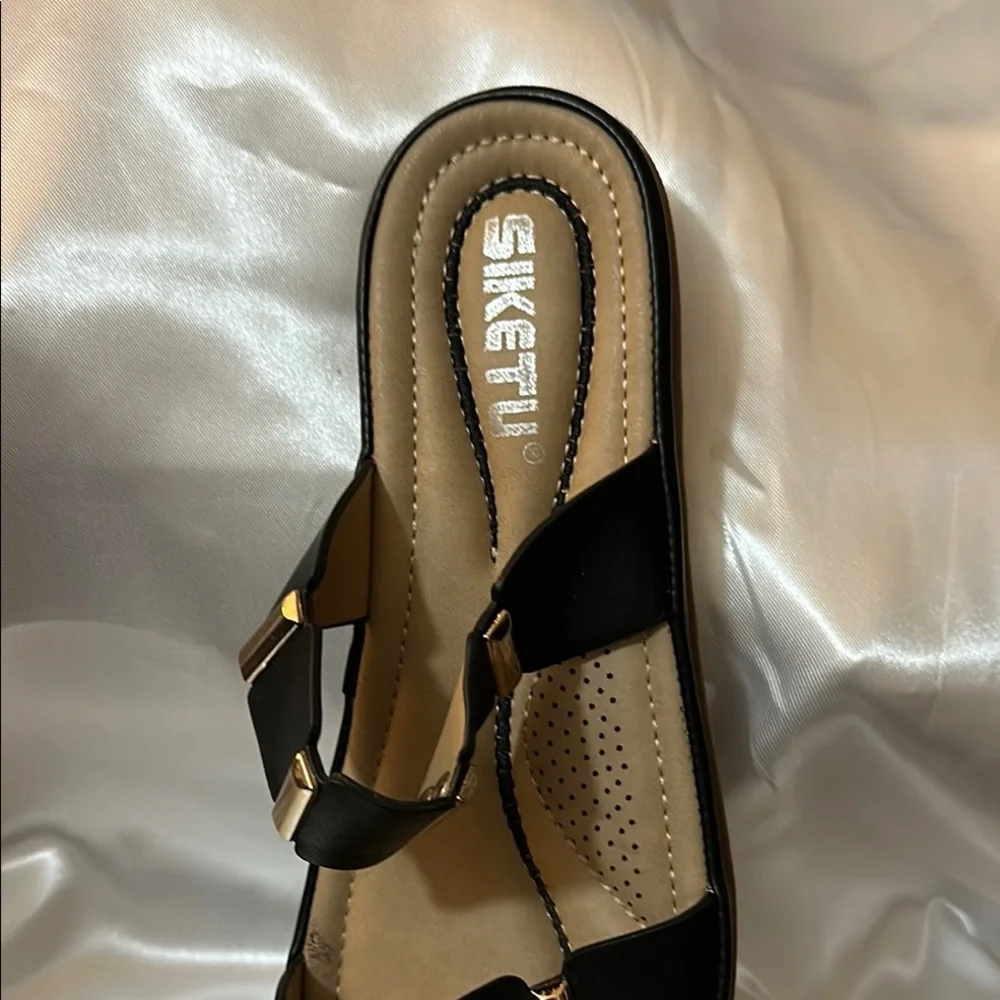 BLACK SLIDES WITH GOLD ACCENT - Picture 5 of 10